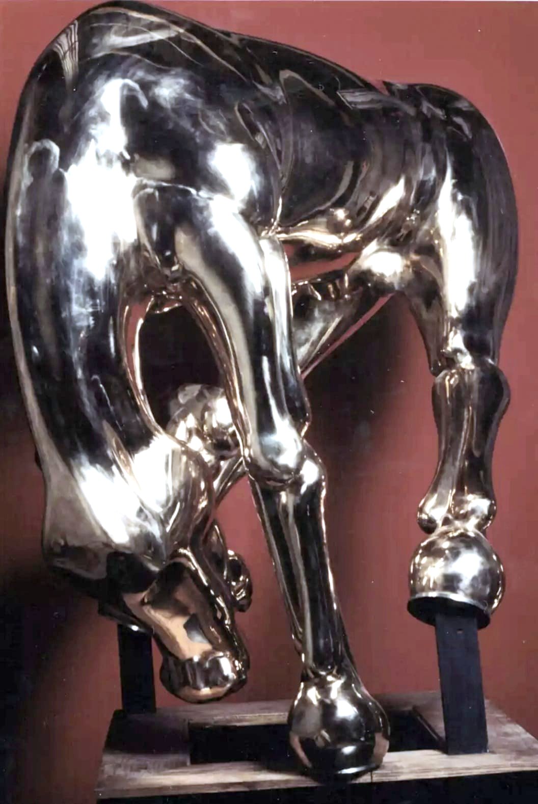 Cavallo creato nel 1983 e collocato l’anno seguente davanti alla Trump Tower. NY 1984.