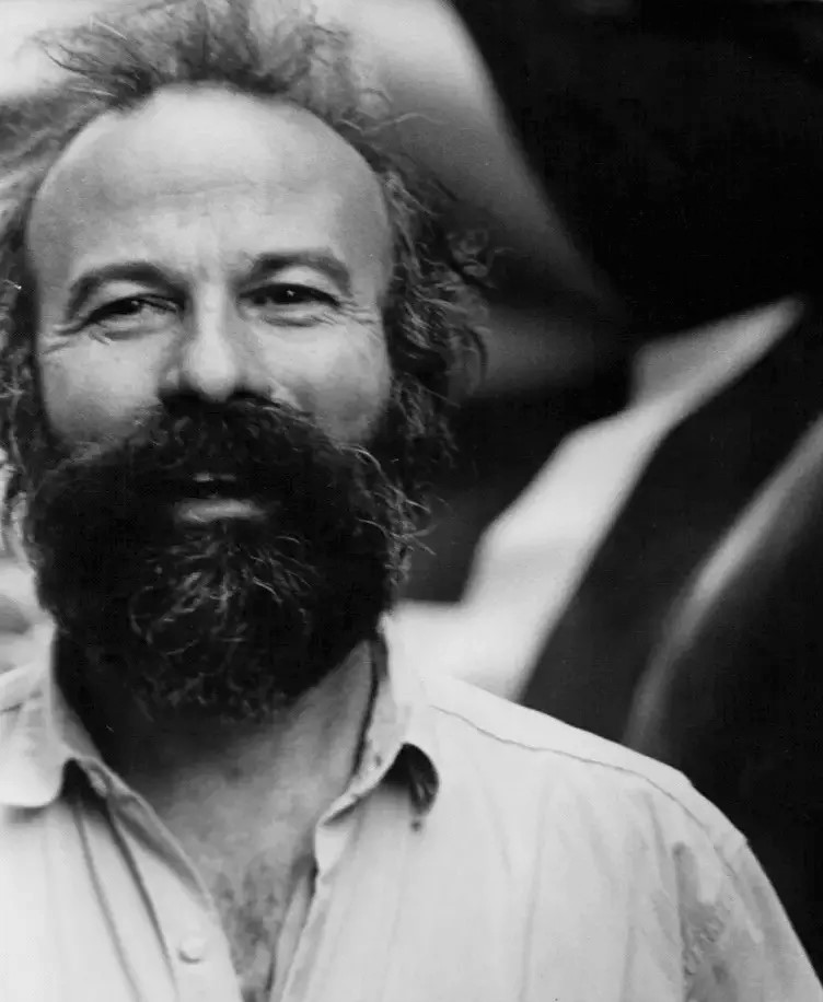                                                   Uno scatto che ritrae Arturo compiaciuto per aver smosso le acque nella New York degli anni ’70.