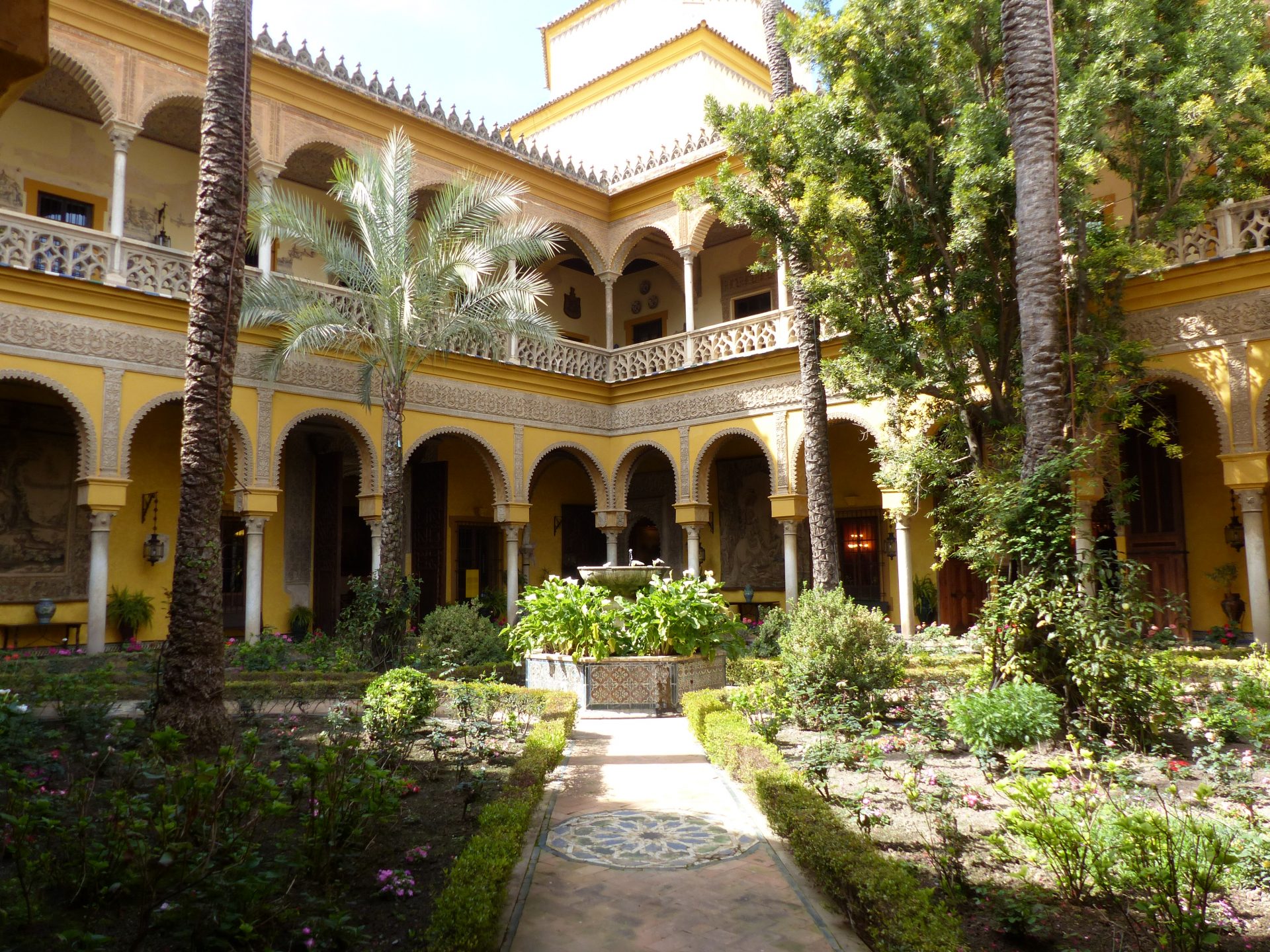 Patio central del Palacio de las Duenas de Sevilla Espana 2016 01