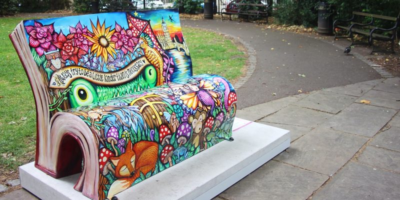 Le panchine letterarie di Londra, per promuovere la lettura in strada
