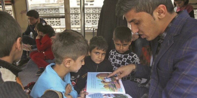 La biblioteca su un autobus che porta gioia ai bambini afghani