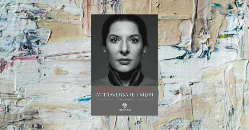 "Attraversare i muri", l'autobiografia di Marina Abramović: viaggio nella performance art