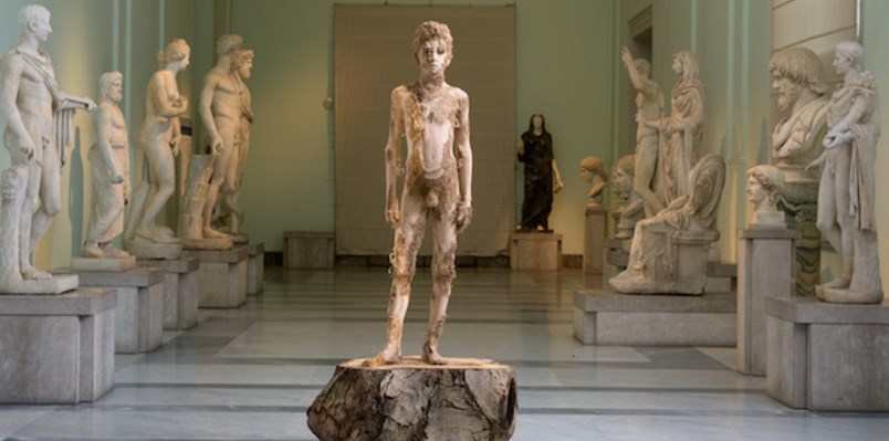 Le scultore "interattive" di Aron Demetz in mostra a Napoli