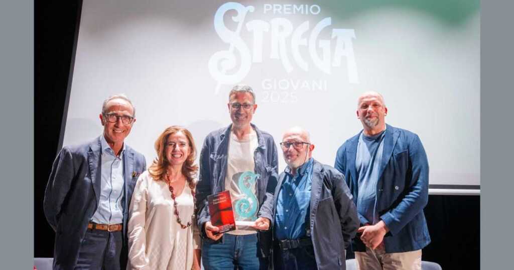 Premio Strega Giovani 2025, vince Andrea Bajani con il romanzo L’anniversario