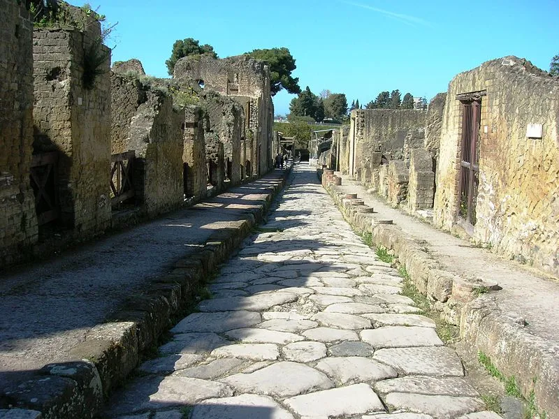 800px Cardo V di Ercolano 1